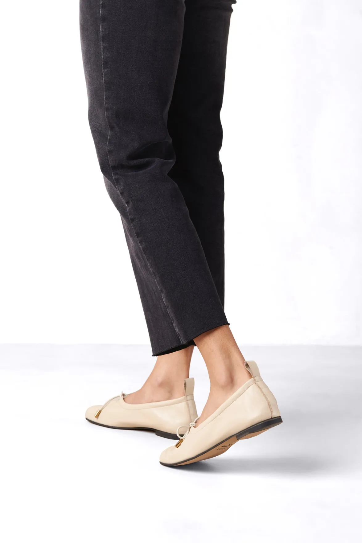Shoes^Amour Vert Alohas Rosalind Leather Ballet Flat Cream